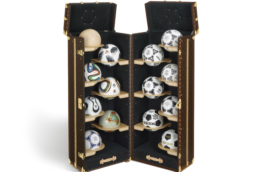 Louis Vuitton también diseñó un estuche que albergará la colección de 13 reediciones de balones oficiales utilizados durante los campeonatos mundiales de la FIFA desde 1970