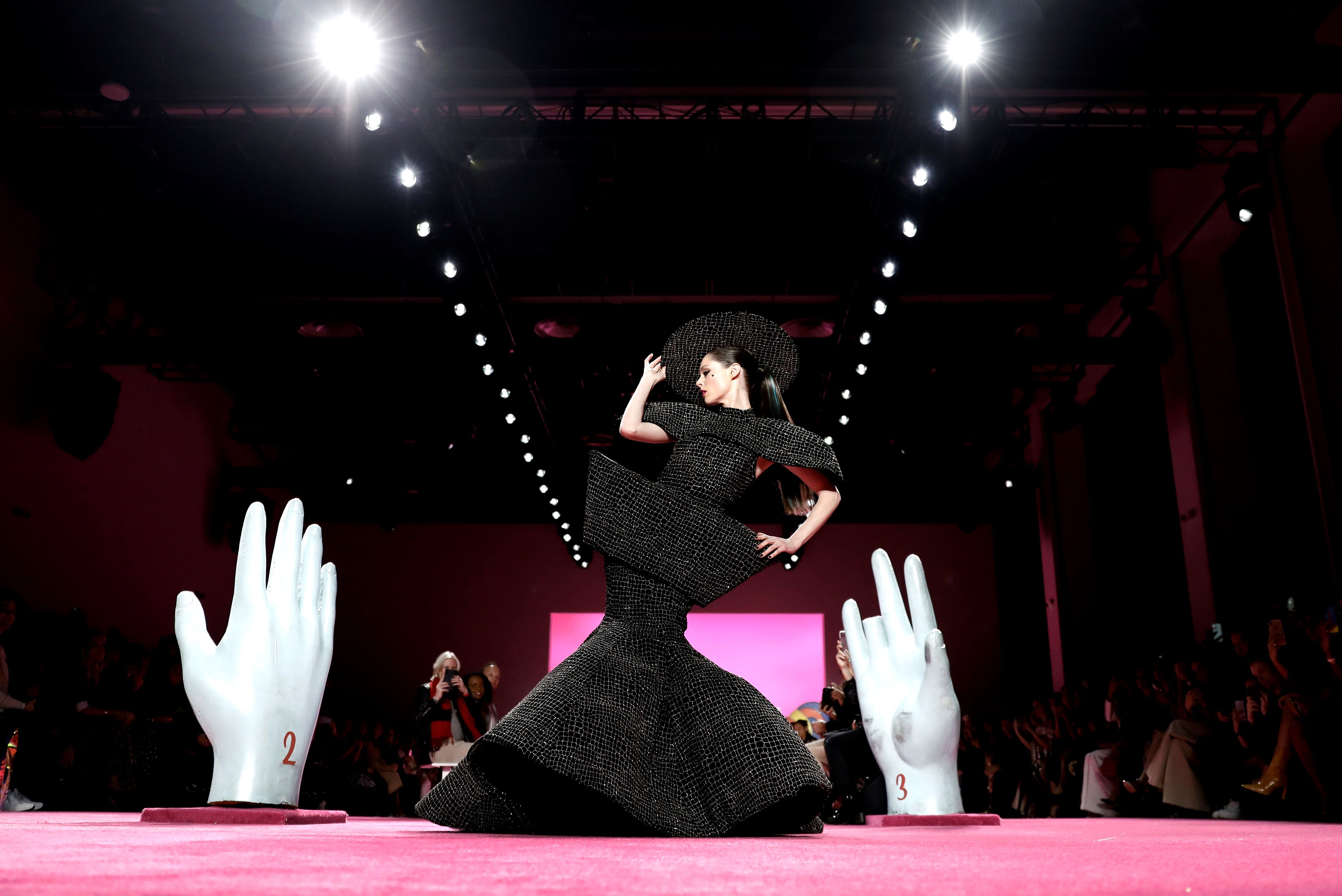 Una modelo de talla grande deslumbra en la Semana de la moda de Nueva York