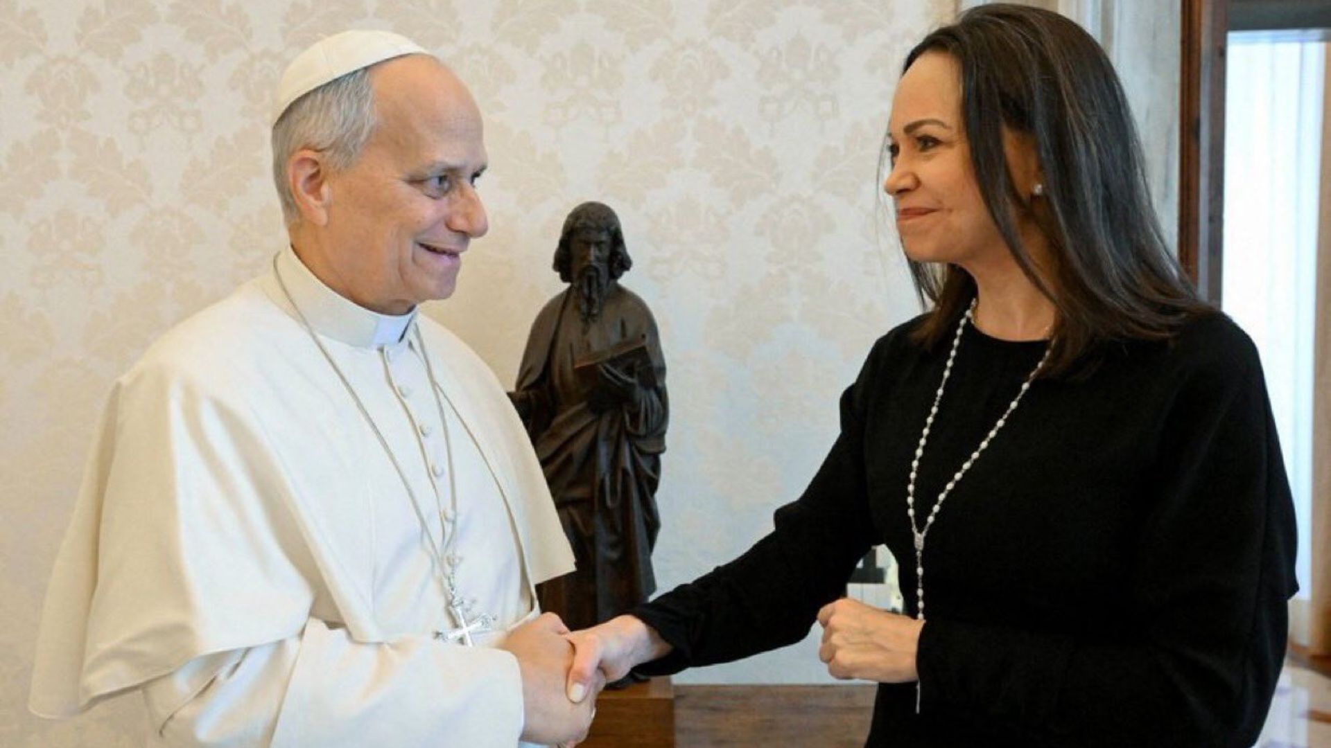 María Corina pide al Papa interceder por la liberación de los presos políticos y la transición en Venezuela. Foto: Comando ConVzla