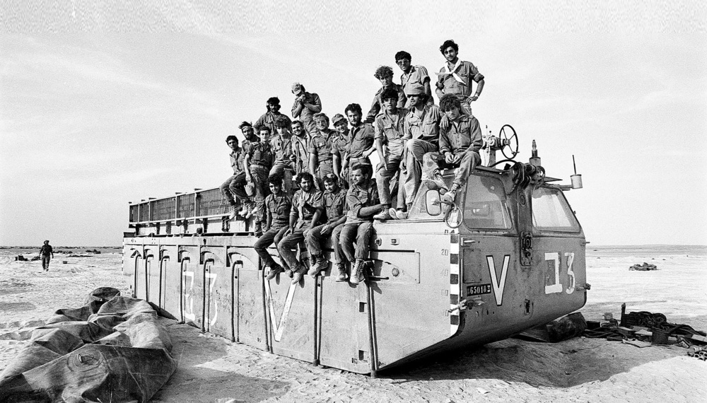 Unos soldados israelíes descansan en la península del Sinaí en el 73, durante un momento de los combates contra el enemigo. - Foto: EFE