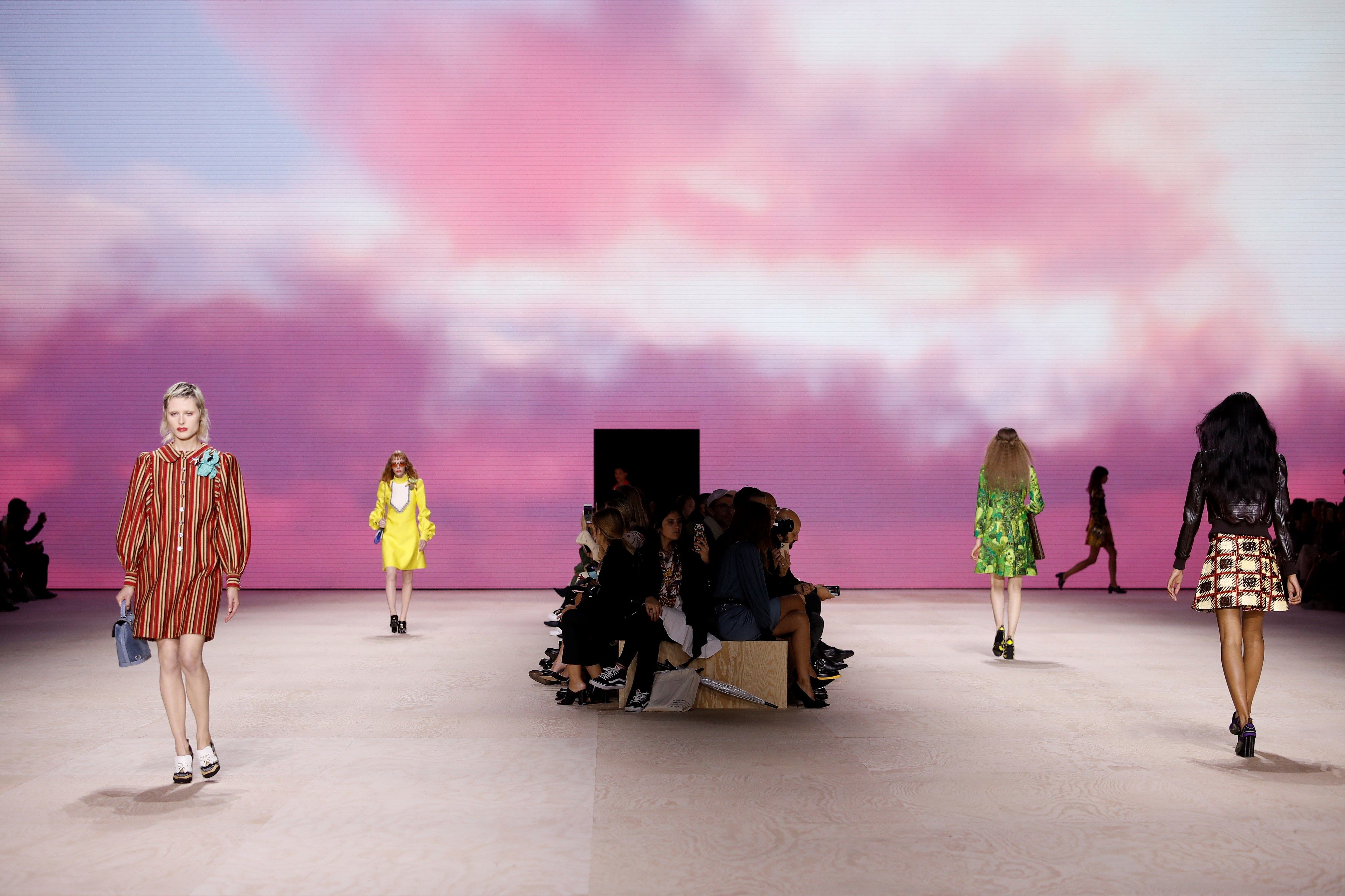 Louis Vuitton cierra la semana la moda de París con una colección con  mensaje político