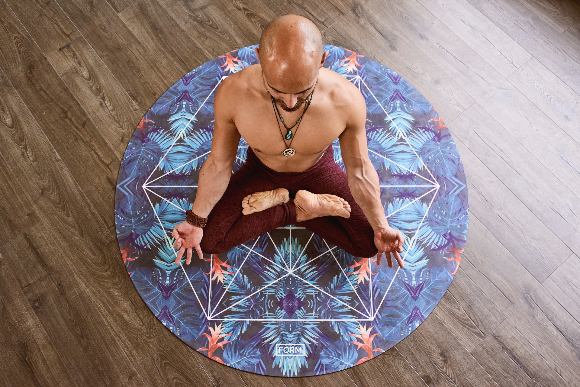 Equipamiento y accesorios para la práctica de yoga – Estudio Ananda Yoga y  Masajes