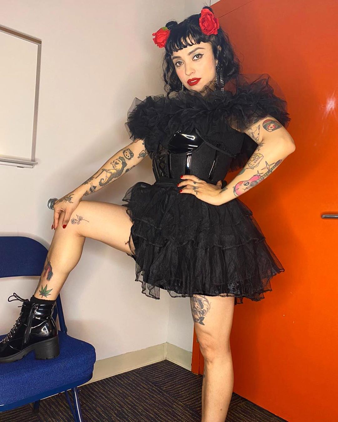 Mon Laferte Se Inspira En Las Mujeres En Su Faceta Como Pintora Mujer 