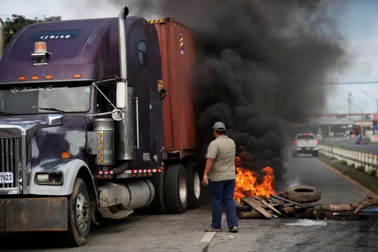 Manifestantes bloquean la vía Panamericana durante una protesta en contra del contrato entre el Estado y Minera Panamá, hoy en Santiago de Veraguas (Panamá). EFE/Bienvenido Velasco