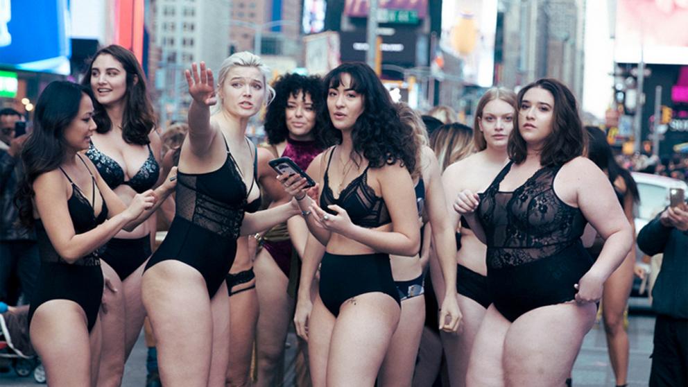 Modelos 'plus size' paralizan Nueva York en ropa interior | Mujer