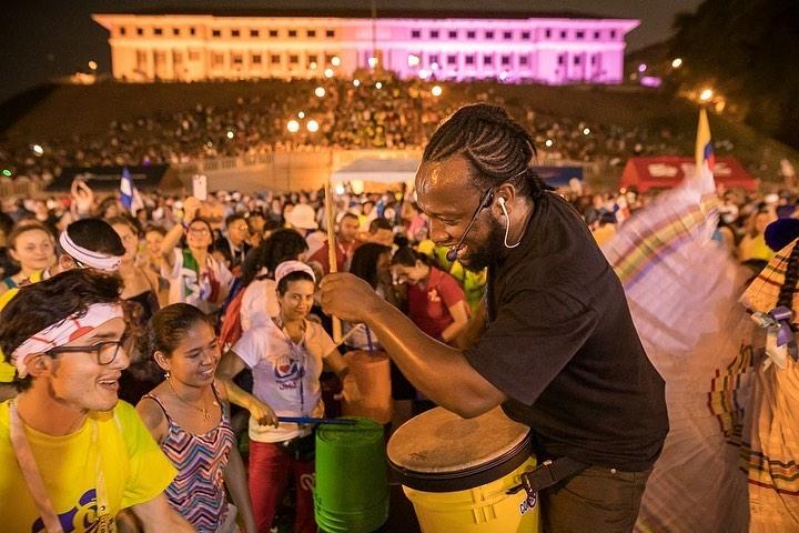 Disfruta una Luna llena de tambores virtual el 6 de junio Mujer