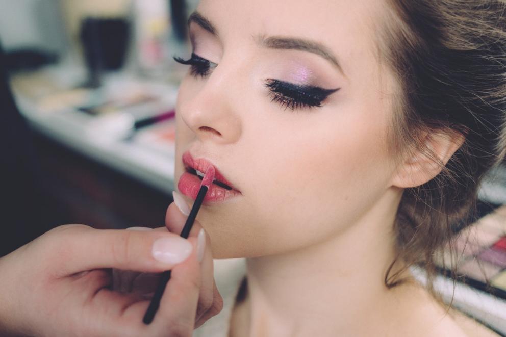 Aprende a hacerte un maquillaje sencillo para una salida romántica | Mujer