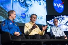 Administrador asociado de la NASA, John M. Grunsfeld (i), irector de Ciencia Planetaria en la NASA, Jim Green (c), y el director científico del programa de exploración a Marte de la NASA, Michael Meyer (d).